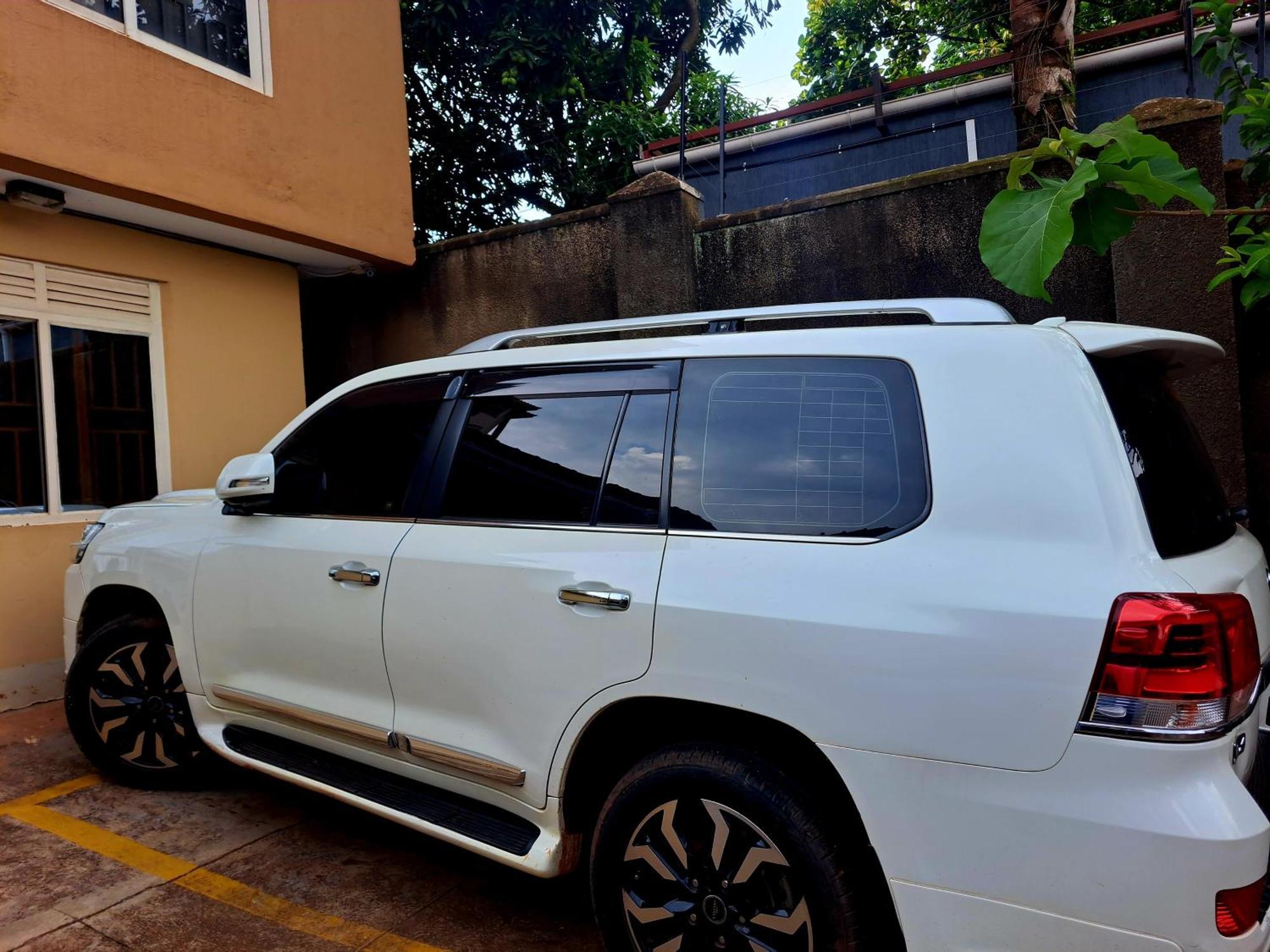 TGS Homestay Kampala Luaran gambar